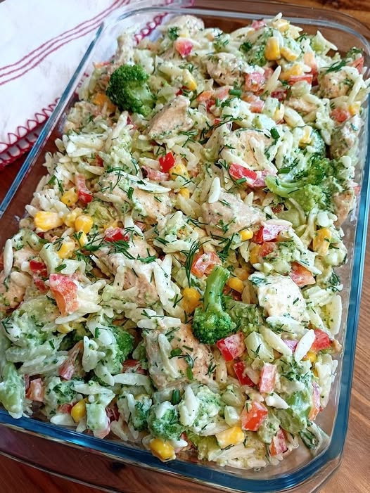 🥗 Salată Cremoasă de Paste Orzo cu Piept de Pui, Broccoli și Legume: Un Prânz Răcoritor și Delicios!