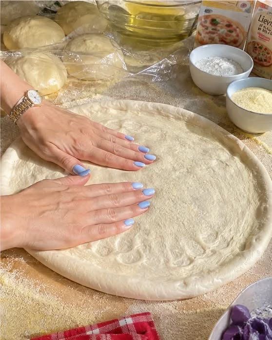 Aluat de pizza pufos, frământat manual 🍕👌 Uite cum faci acasă