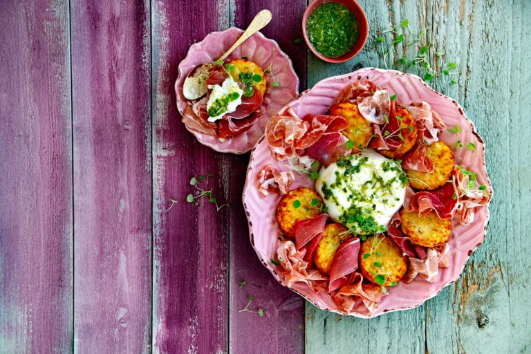 Salată de cartofi cu ton file și ceapă roșie