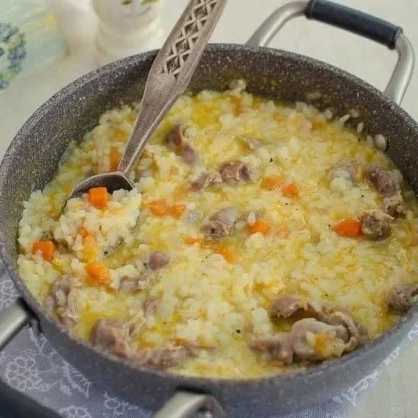 Simplu, ieftin și bun: pilaf de orez cu pipote și inimi de pui Rețeta în primul comentariu.