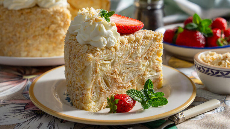 Tort Cremsnit cu Cremă de Vanilie – Rețetă Simplă și Delicioasă
