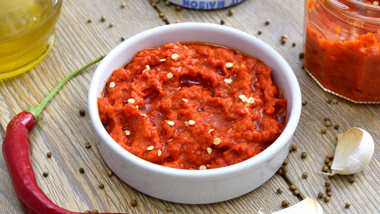 Cum să prepari Harissa de casă: rețeta perfectă pentru iubitorii de condimente