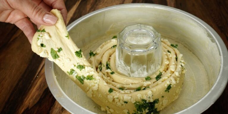 Pâine spiralată cu brânză feta și pătrunjel