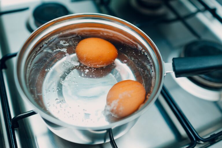 🥚 Cum să fierbi ouăle perfect? ✨ | Trucuri simple pentru un gălbenuș galben și apetisant! 💛